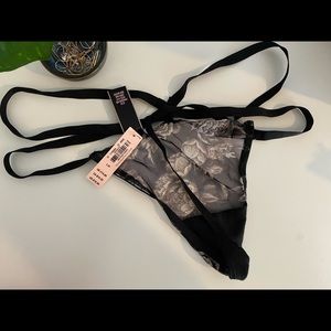 BNWT Victoria’s Secret black Thong- Large